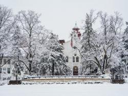 雪中的学院大厅