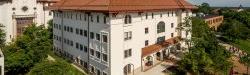 Aerial photo of outside of the Graduate School building on campus, home to the Office of 研究.